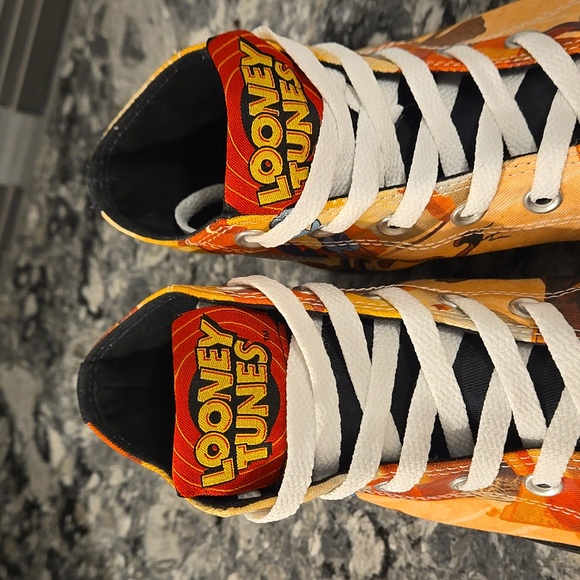 Rare Looney Tunes high top Converse - Picture 7 of 15